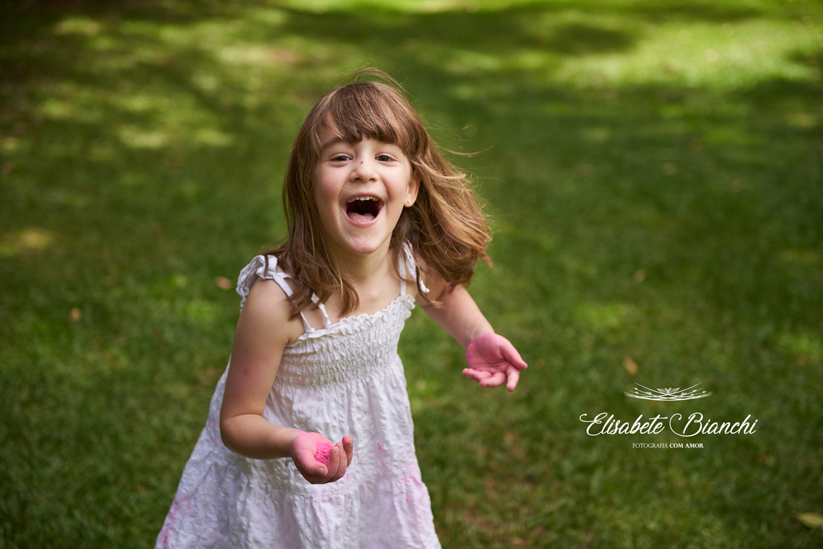 ensaio infantil 5 anos fotografia externa com pó zim color Caxias do Sul