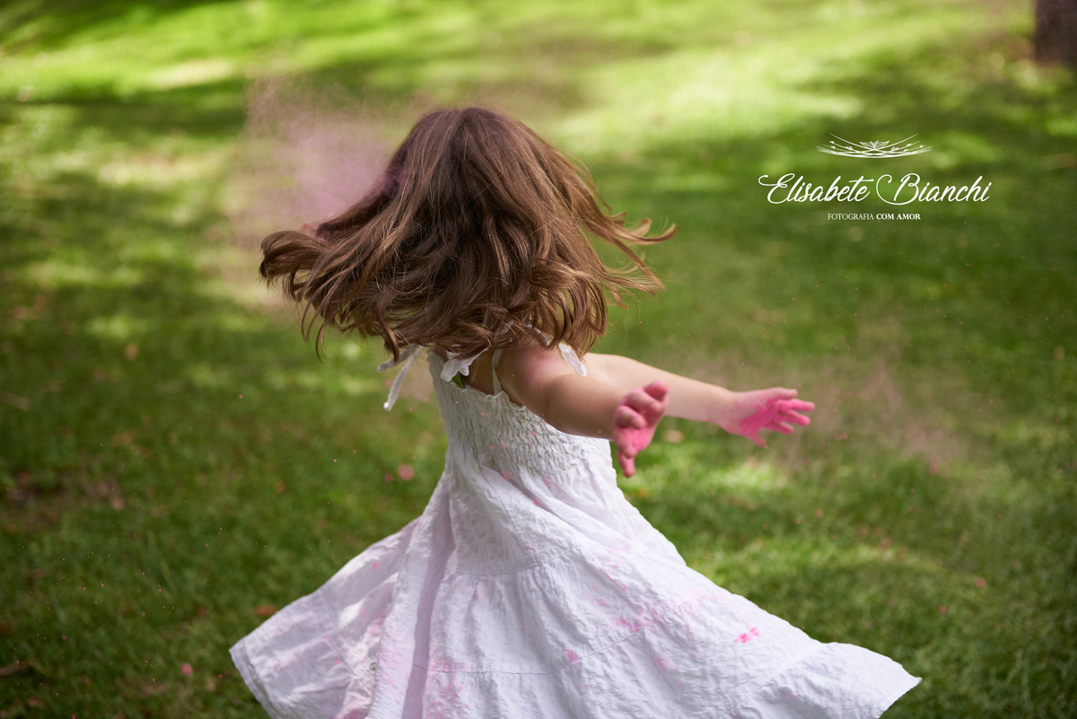 ensaio infantil 5 anos fotografia externa com pó zim color Caxias do Sul