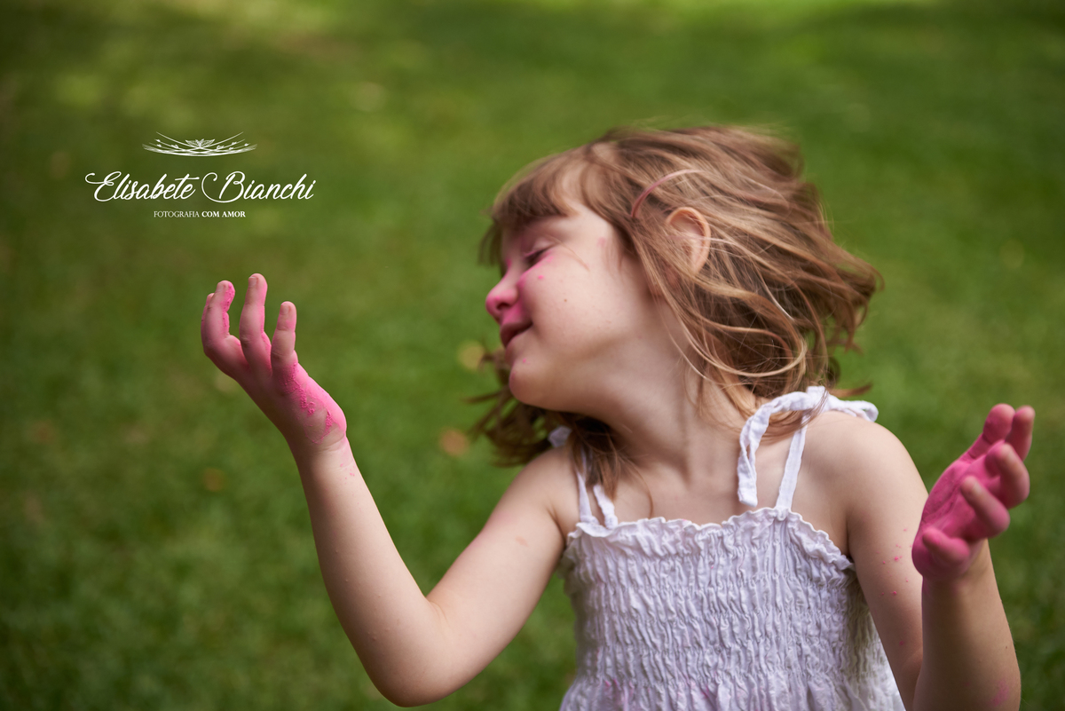 ensaio infantil 5 anos fotografia externa com pó zim color Caxias do Sul