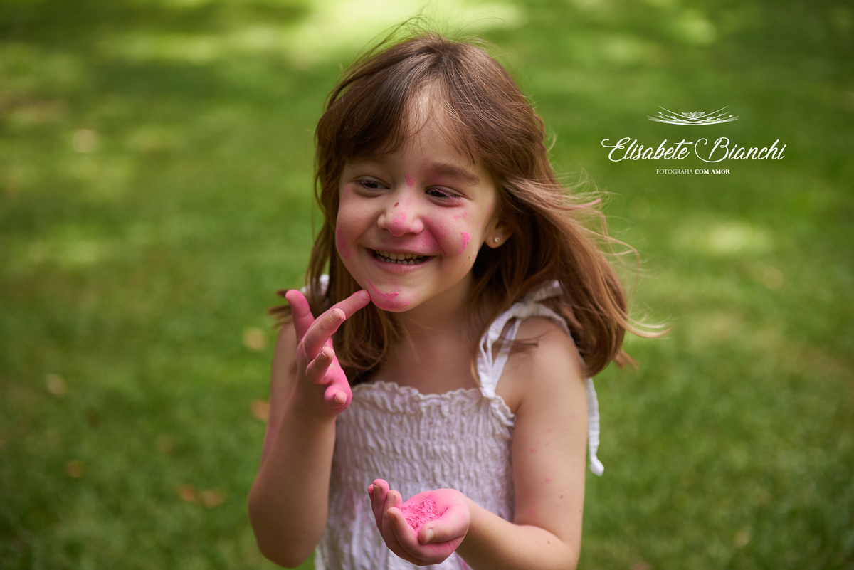 ensaio infantil 5 anos fotografia externa com pó zim color Caxias do Sul