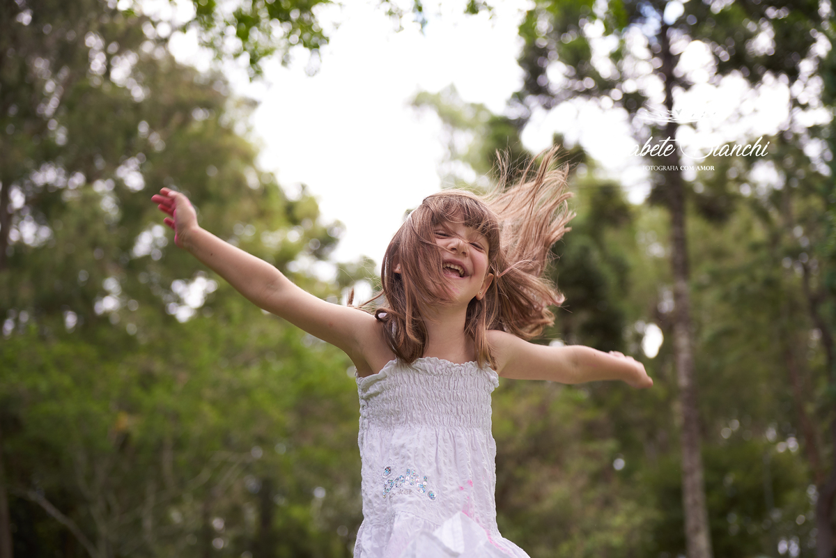 ensaio infantil 5 anos fotografia externa com pó zim color Caxias do Sul
