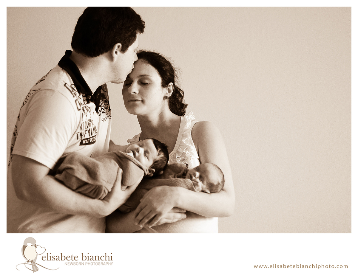 Newborn gêmeas fotografia recém-nascidos em casa no domicílio Caxias do Sul família