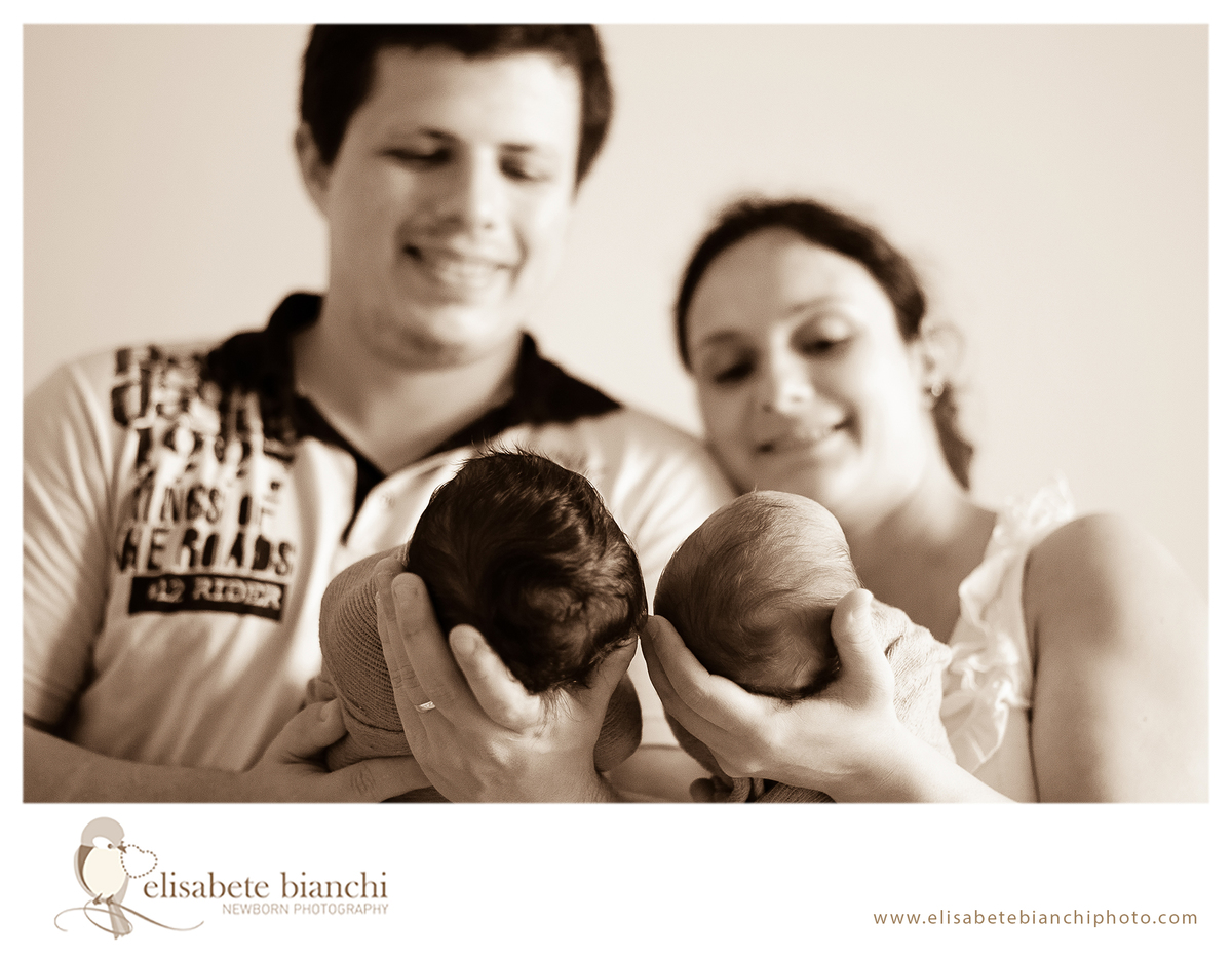 Newborn gêmeas fotografia recém-nascidos em casa no domicílio Caxias do Sul família