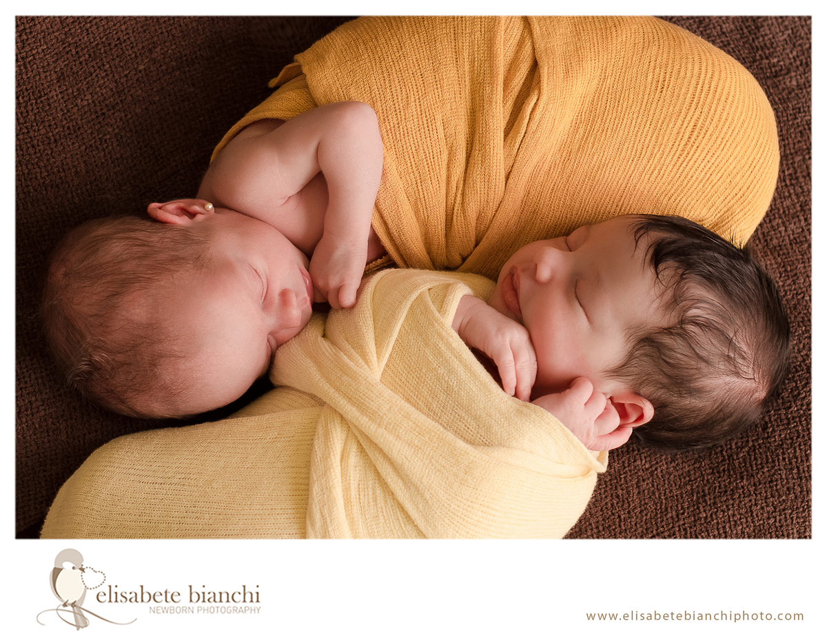 Newborn gêmeas fotografia recém-nascidos em casa no domicílio Caxias do Sul