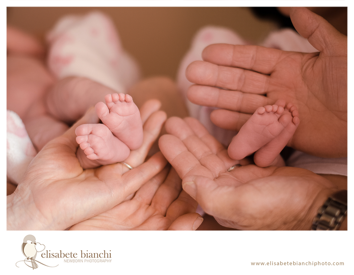 Newborn gêmeas fotografia recém-nascidos em casa no domicílio Caxias do Sul pés