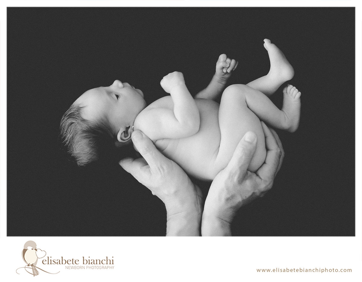 Delicadeza em sessão newborn fotografia bebe recem-nascido no domicílio Caxias do Sul 