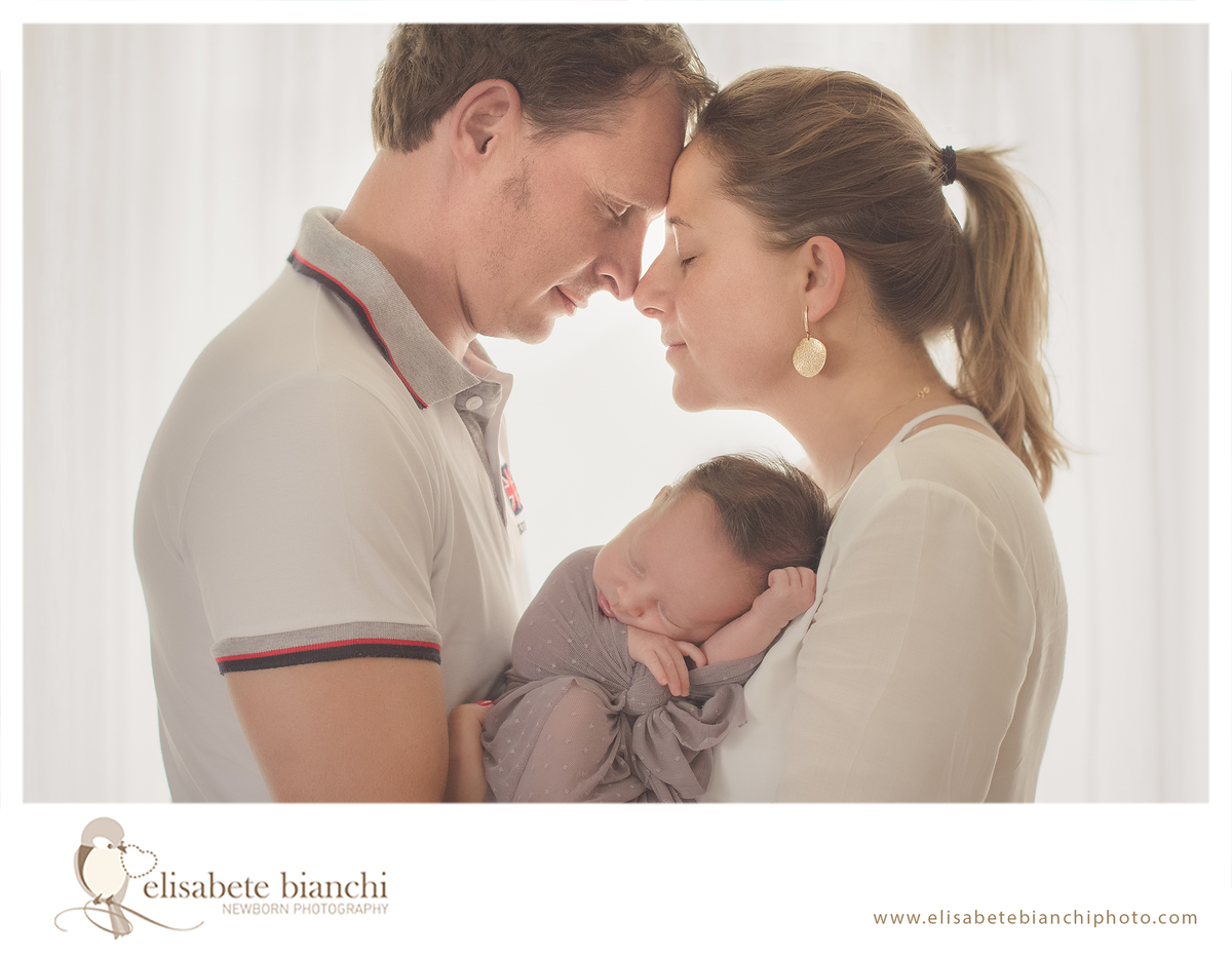 Delicadeza em sessão newborn fotografia bebe recem-nascido no domicílio Caxias do Sul 