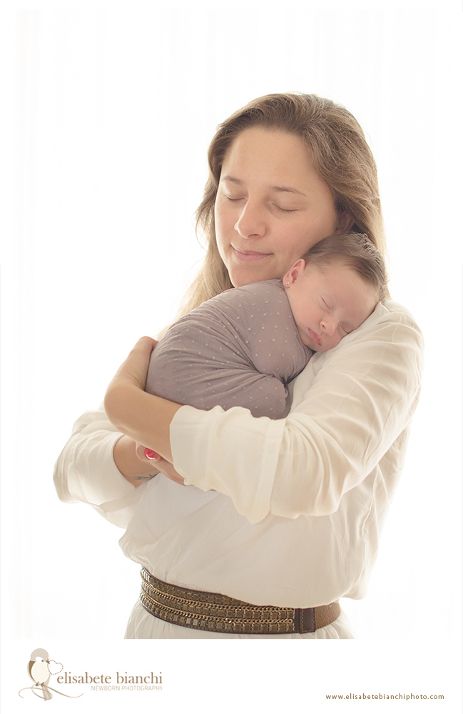 Delicadeza em sessão newborn fotografia bebe recem-nascido no domicílio Caxias do Sul 