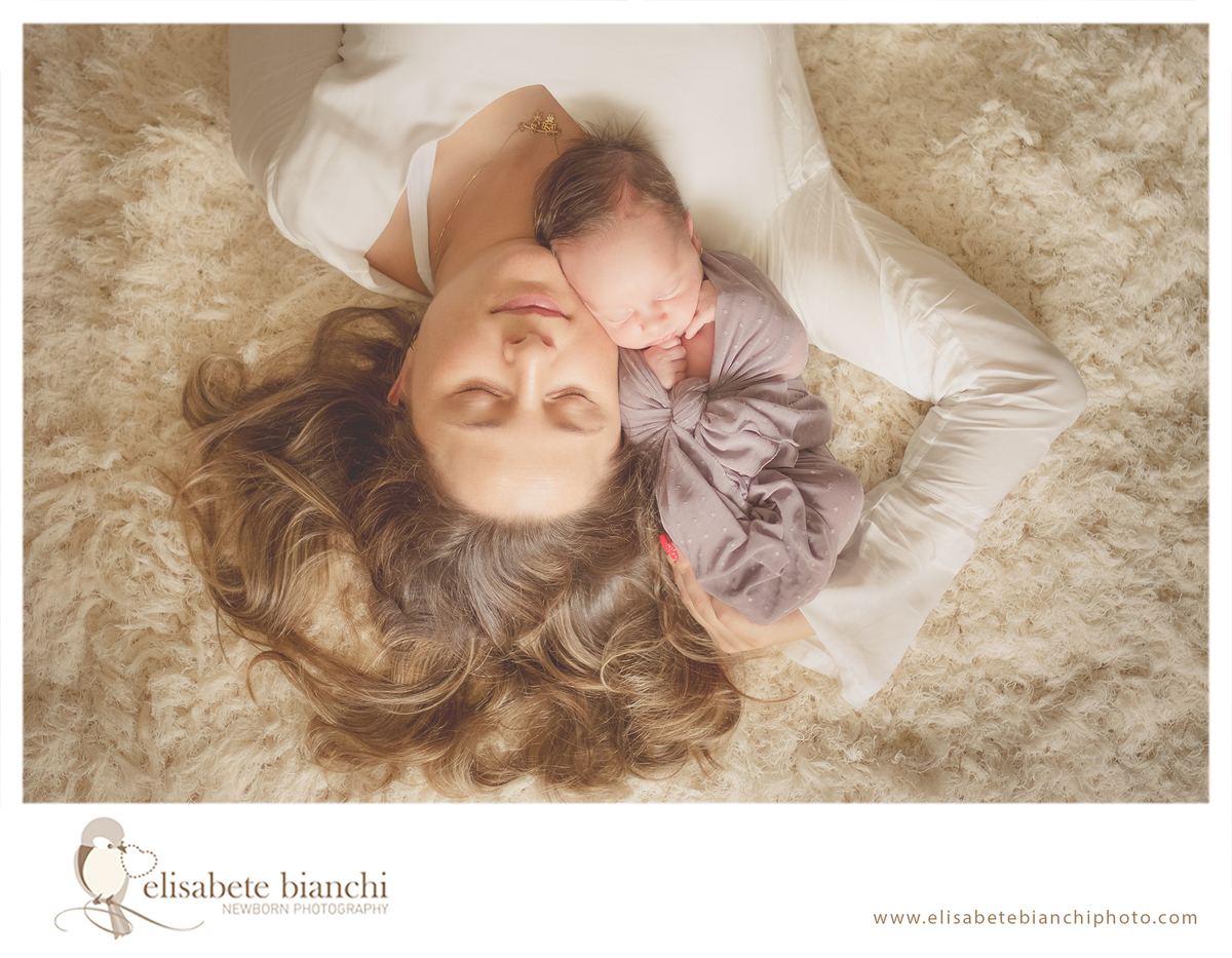 Delicadeza em sessão newborn fotografia bebe recem-nascido no domicílio Caxias do Sul 