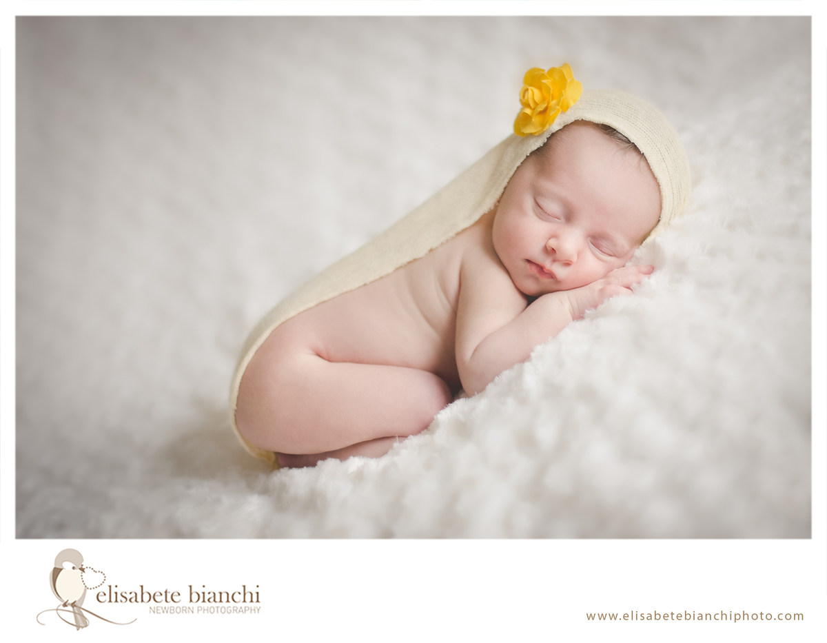 Delicadeza em sessão newborn fotografia bebe recem-nascido no domicílio Caxias do Sul 