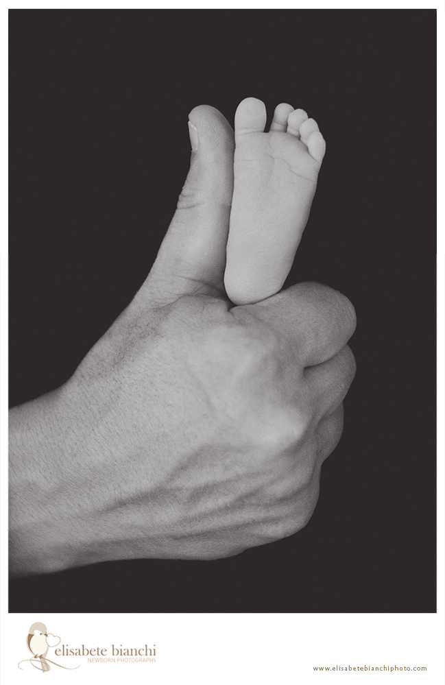 Delicadeza em sessão newborn fotografia bebe recem-nascido no domicílio Caxias do Sul 