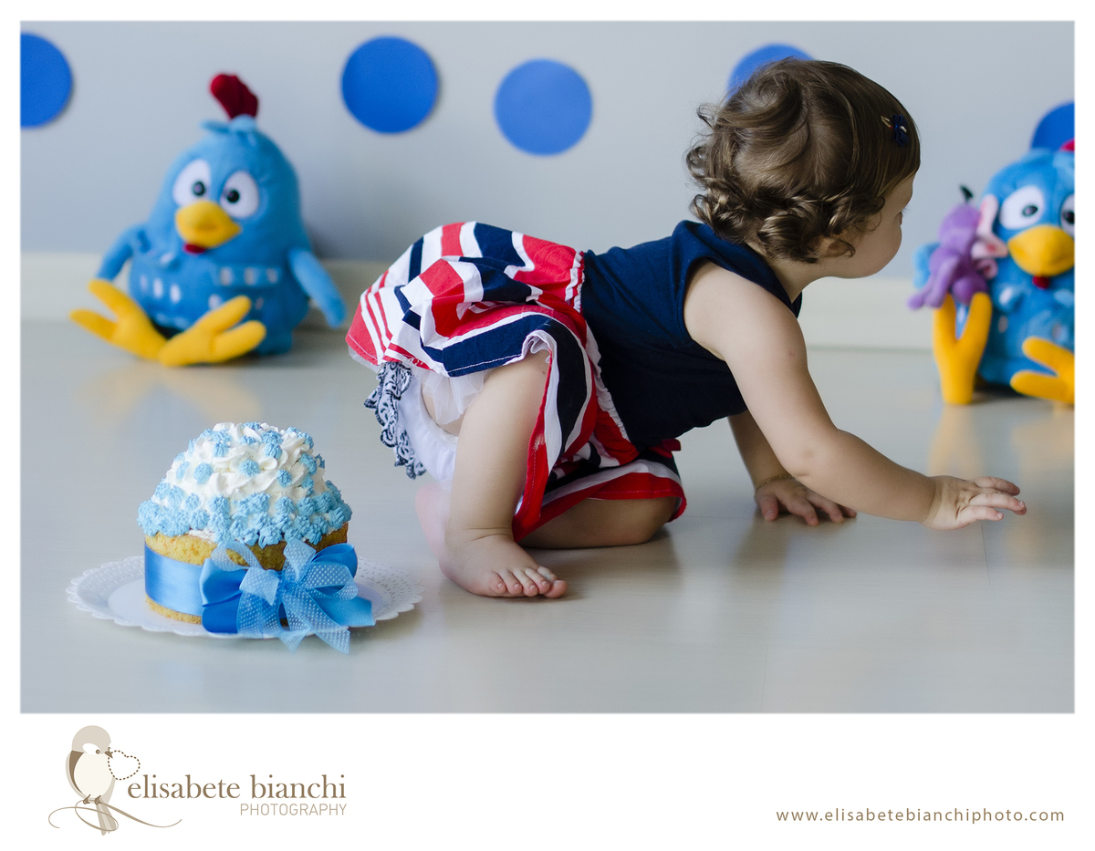 Primeira prova de bolo sessão smash cake fotos ensaio 1 ano Galinha Pintadinha Caxias do Sul