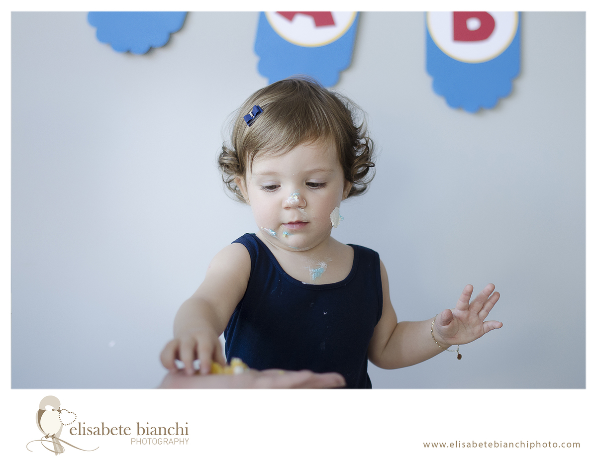 Primeira prova de bolo sessão smash cake fotos ensaio 1 ano Galinha Pintadinha Caxias do Sul