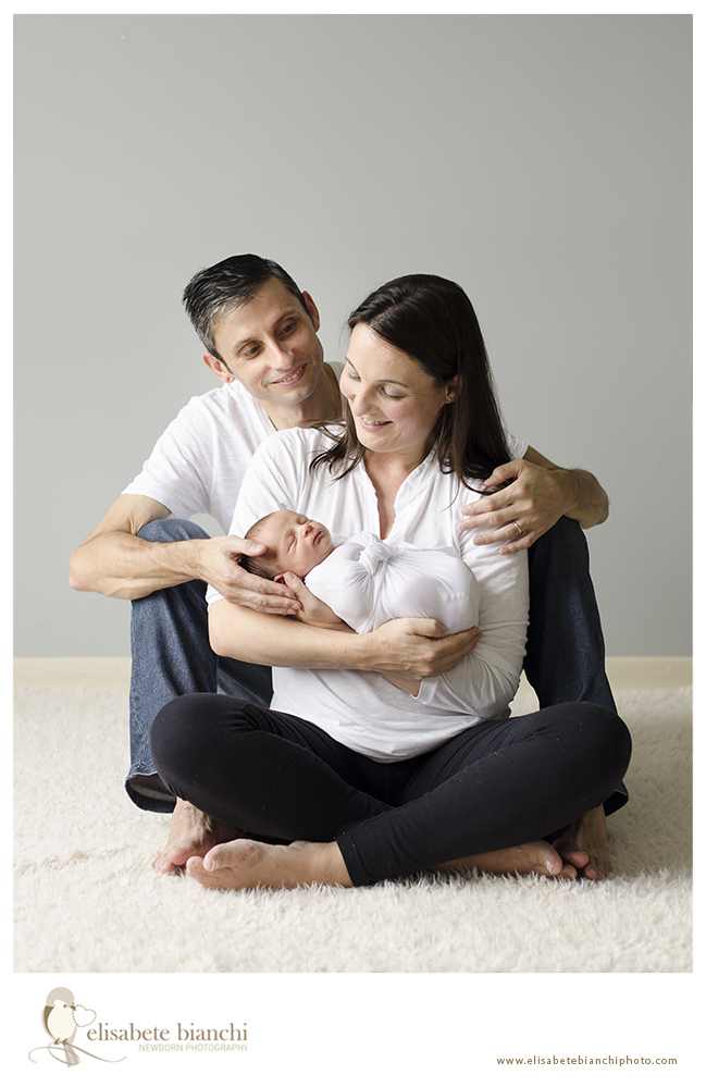 Newborn com a família ensaio fotográfico recém-nascido no domicílio em casa Caxias do Sul