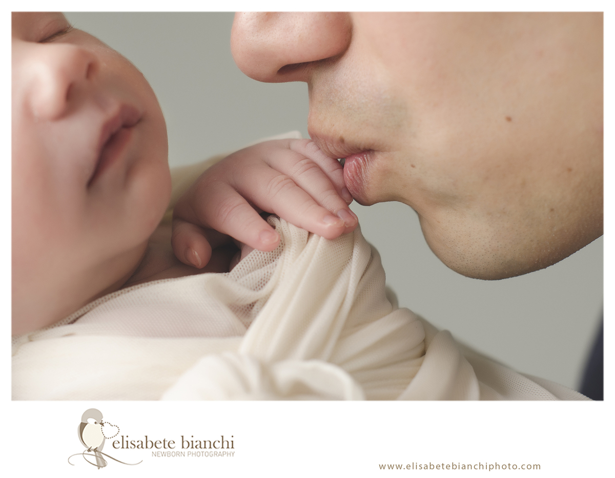 Recém-nascido e o wrap ensaio fotográfico newborn enroladinho com pai Caxias do Sul