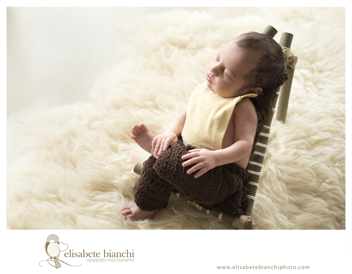 Fotos bebê recém nascido ensaio newborn na cadeirinha Caxias do Sul