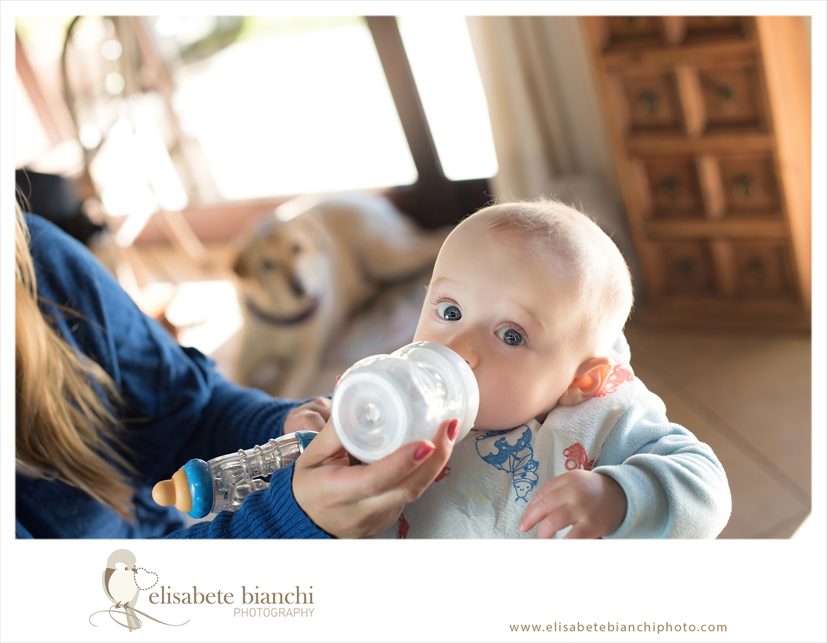 Ensaio de 6 meses sessão fotográfica de acompanhamento trimestral de bebê no domicílio em casa de chácara Caxias do Sul mamando