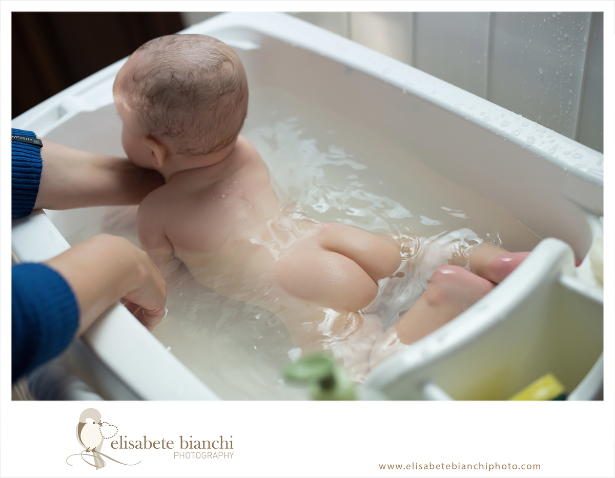 Ensaio de 6 meses sessão fotográfica de acompanhamento trimestral de bebê no domicílio em casa de chácara banho de banheira Caxias do Sul