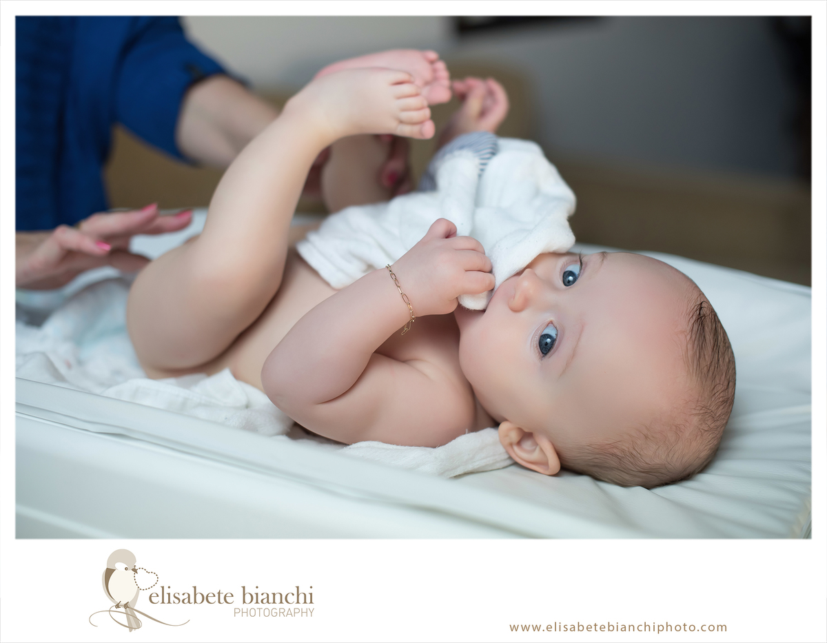Ensaio de 6 meses sessão fotográfica de acompanhamento trimestral de bebê no domicílio em casa de chácara troca de fraldas Caxias do Sul