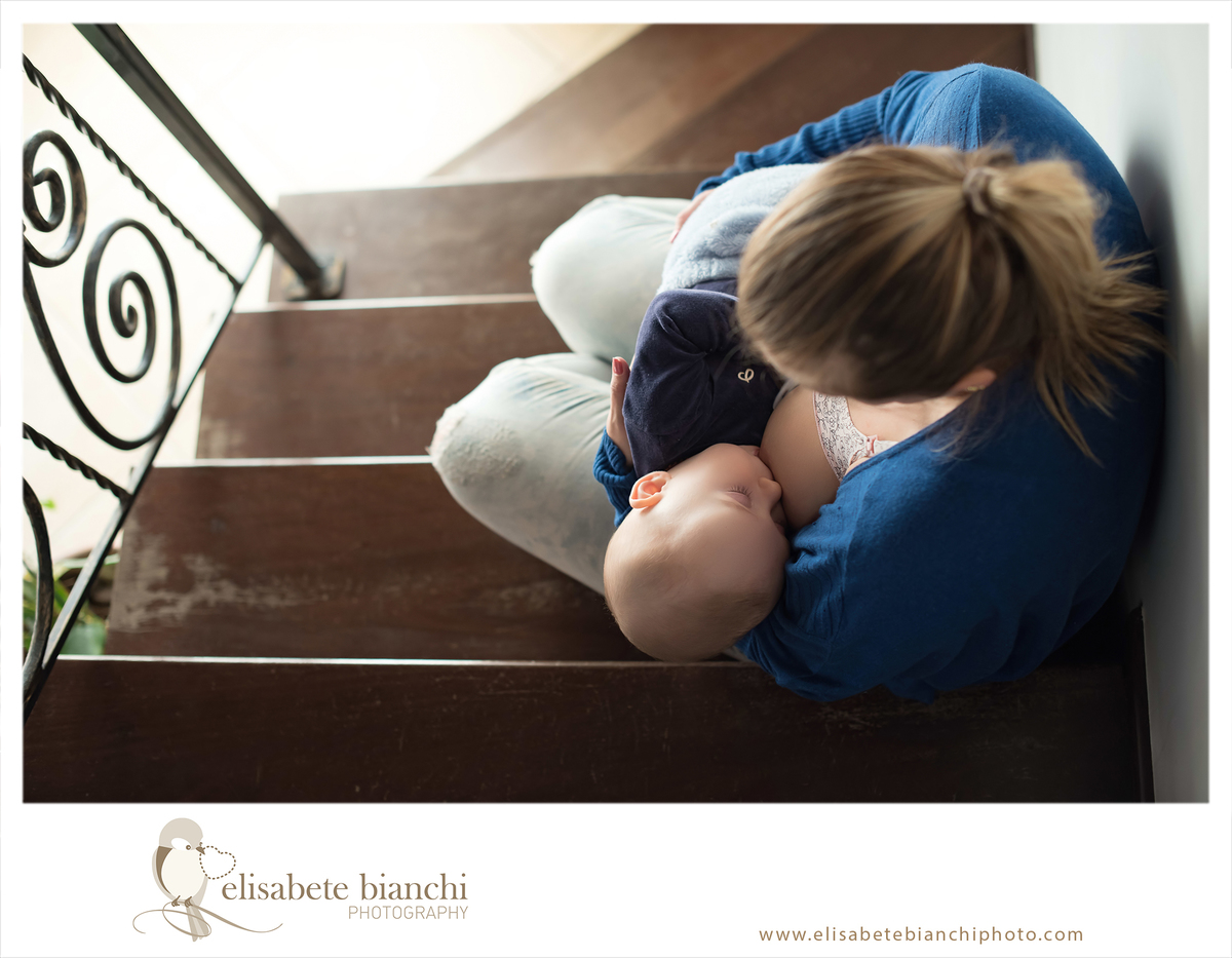 Ensaio de 6 meses sessão fotográfica de acompanhamento trimestral de bebê no domicílio em casa de chácara amamentação Caxias do Sul