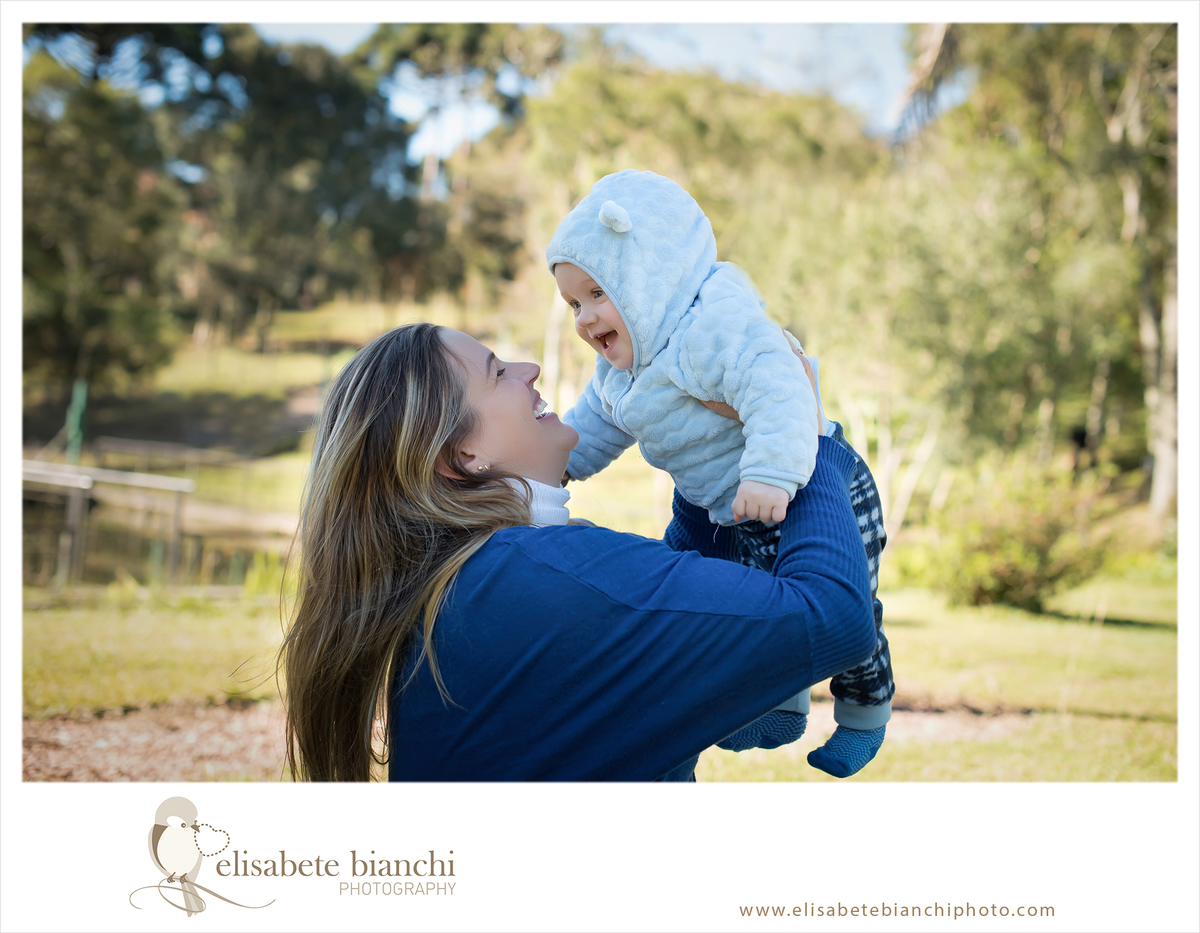 Ensaio de 6 meses sessão fotográfica de acompanhamento trimestral de bebê no domicílio em casa de chácara Caxias do Sul