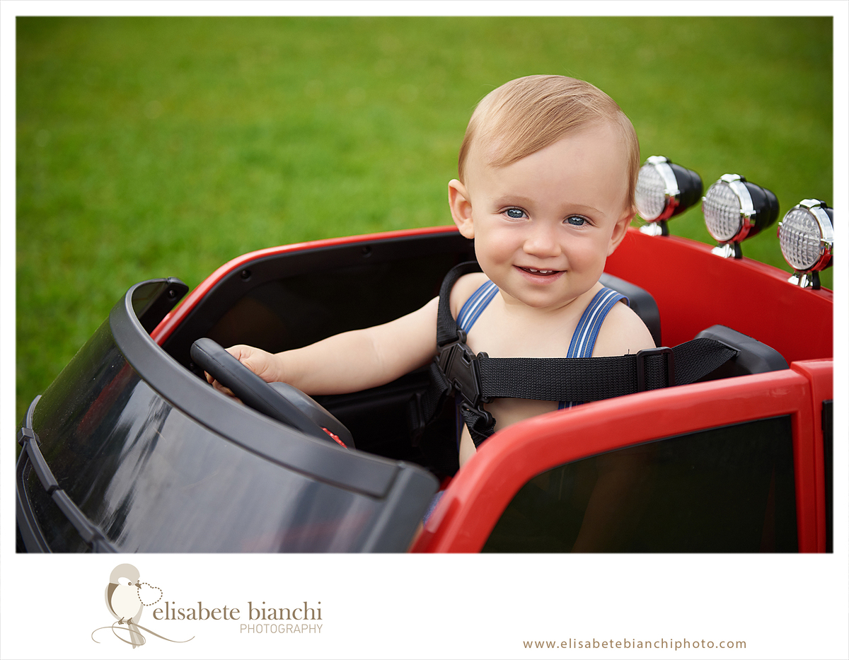 Acompanhamento 1 ano sessão fotográfica trimestral de bebê ensaio no domicílio e externa Caxias do Sul carrinho motorizado