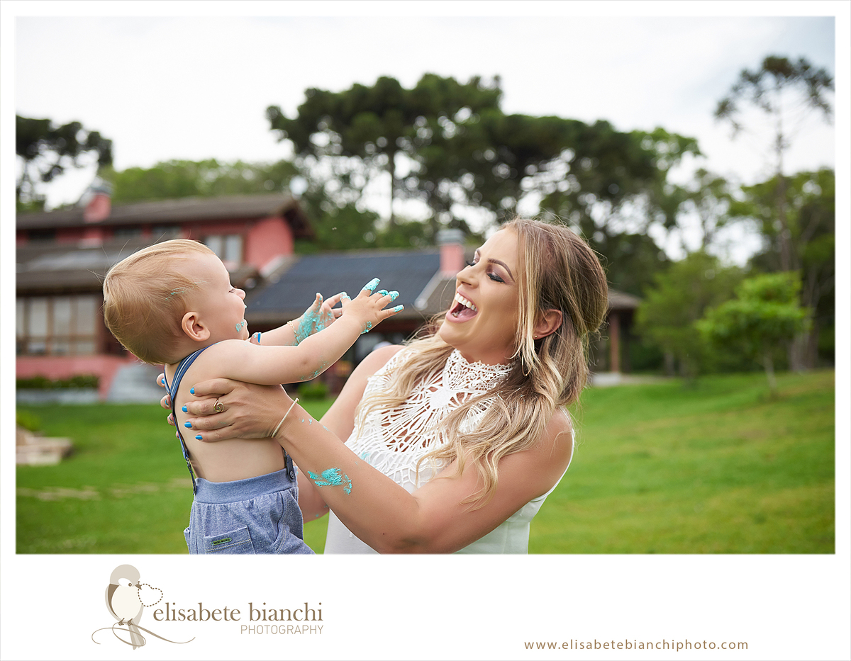 Acompanhamento 1 ano sessão fotográfica trimestral de bebê ensaio no domicílio e externa cake smash esmaga o bolo Caxias do Sul