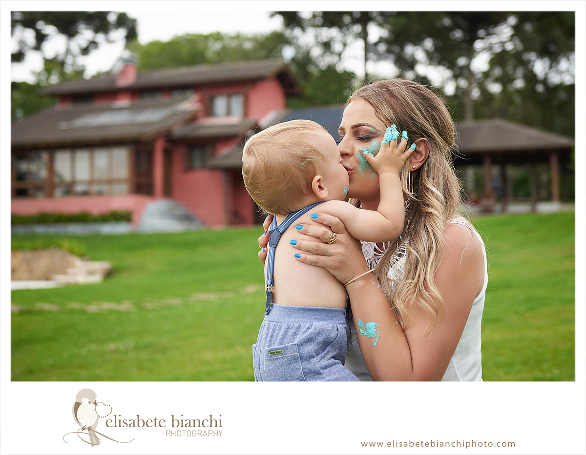 Acompanhamento 1 ano sessão fotográfica trimestral de bebê ensaio no domicílio e externa cake smash esmaga o bolo Caxias do Sul