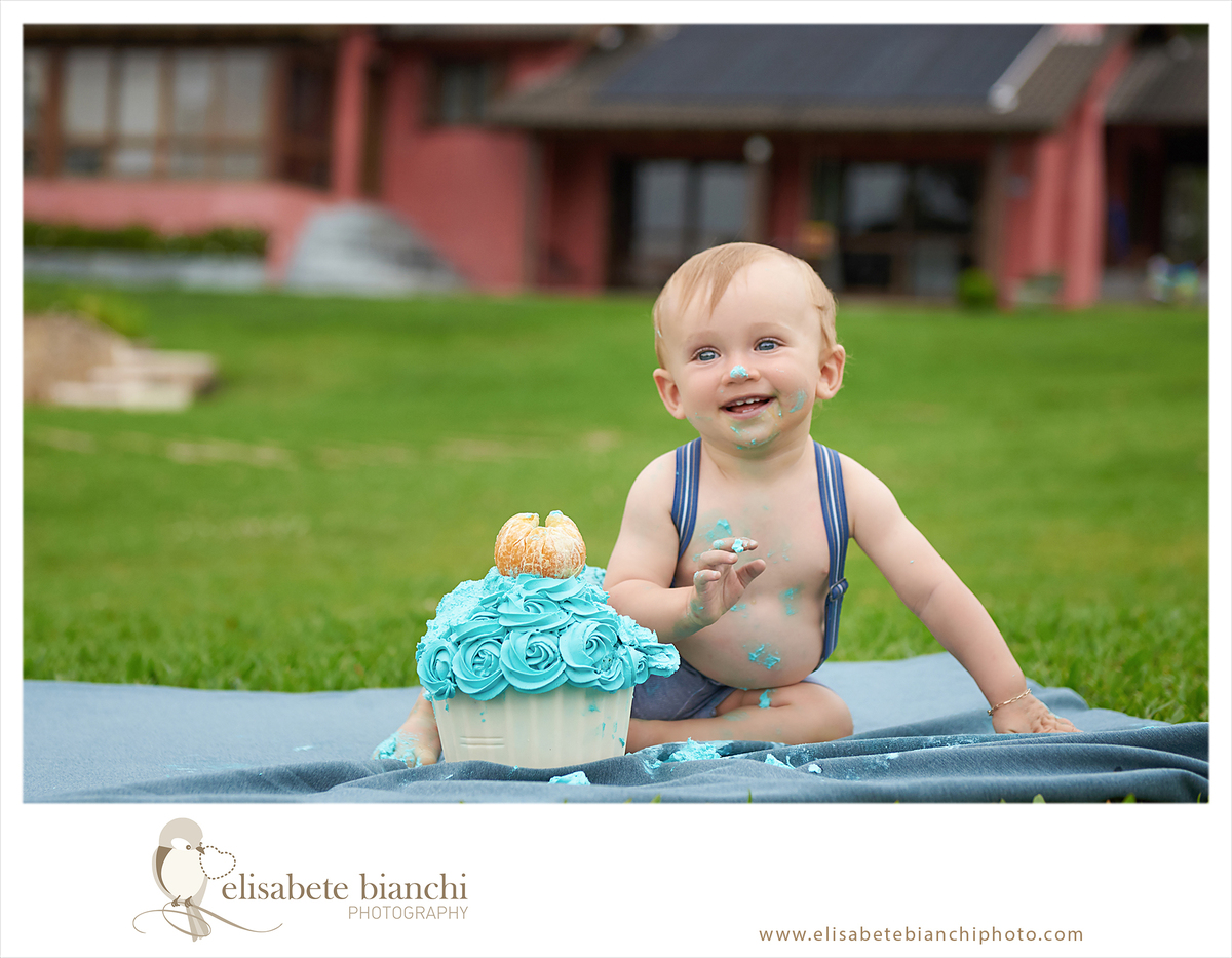 Acompanhamento 1 ano sessão fotográfica trimestral de bebê ensaio no domicílio e externa cake smash esmaga o bolo Caxias do Sul