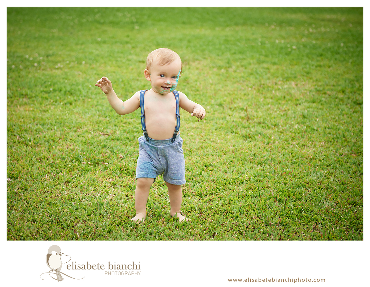 Acompanhamento 1 ano sessão fotográfica trimestral de bebê ensaio no domicílio e externa caminhando Caxias do Sul