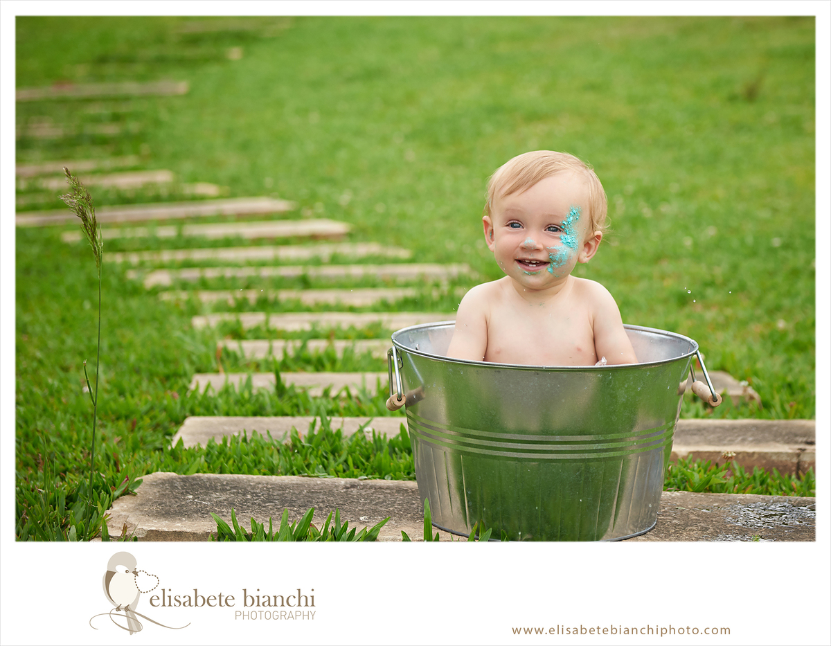 Acompanhamento 1 ano sessão fotográfica trimestral de bebê ensaio no domicílio e externa banho na tina Caxias do Sul