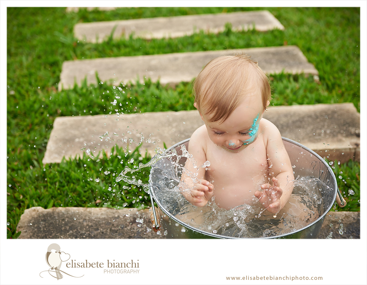 Acompanhamento 1 ano sessão fotográfica trimestral de bebê ensaio no domicílio e externa banho na tina Caxias do Sul