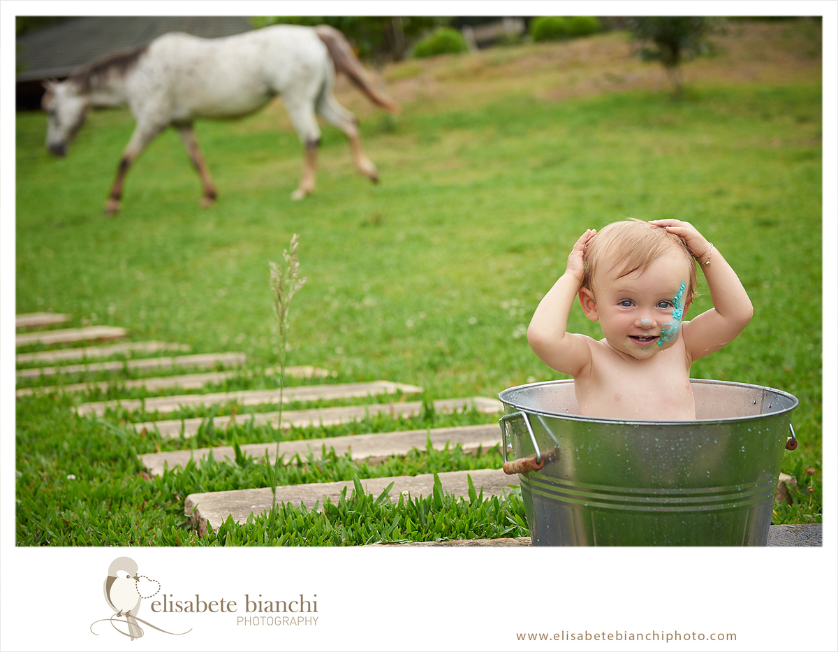 Acompanhamento 1 ano sessão fotográfica trimestral de bebê ensaio no domicílio e externa banho na tina Caxias do Sul