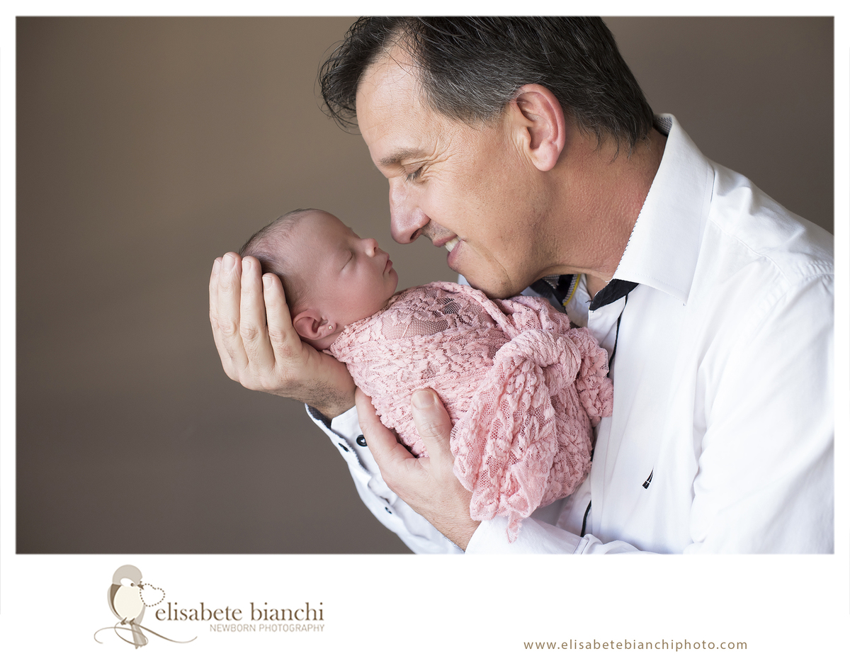 Newborn junto da família sessão fotografia recém-nascido no domicílio em casa Caxias do Sul
