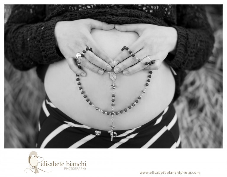 Sessão gestante externa barriga com  terço bento pelo papa Caxias do Sul