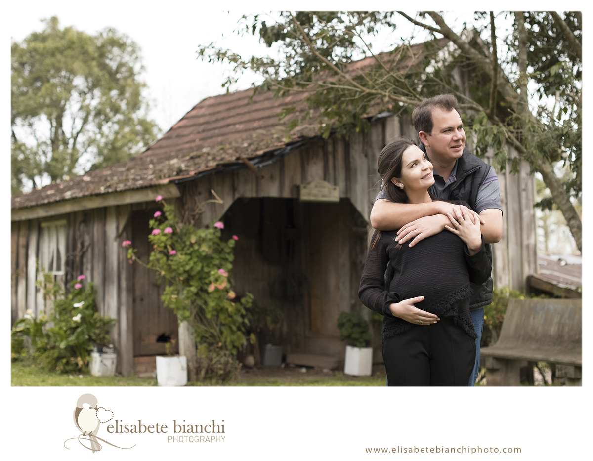 Ensaio gestante entre pessegueiros e ameixeiras sessão fotográfica externa museu imigração italiana Caxias do Sul