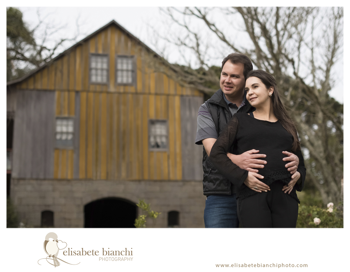 Ensaio gestante entre pessegueiros e ameixeiras sessão fotográfica externa museu imigração italiana Caxias do Sul