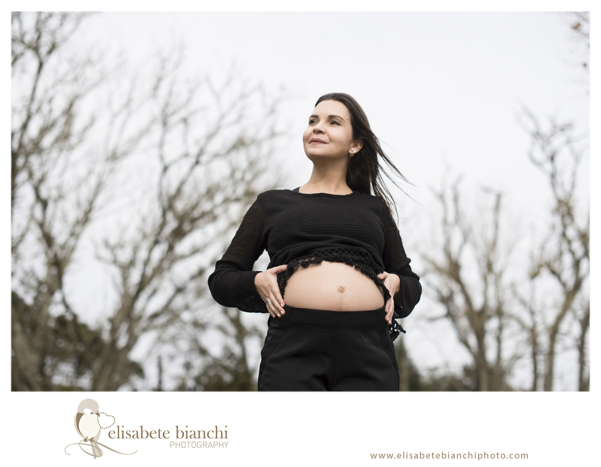 Ensaio gestante entre pessegueiros e ameixeiras sessão fotográfica externa museu imigração italiana Caxias do Sul