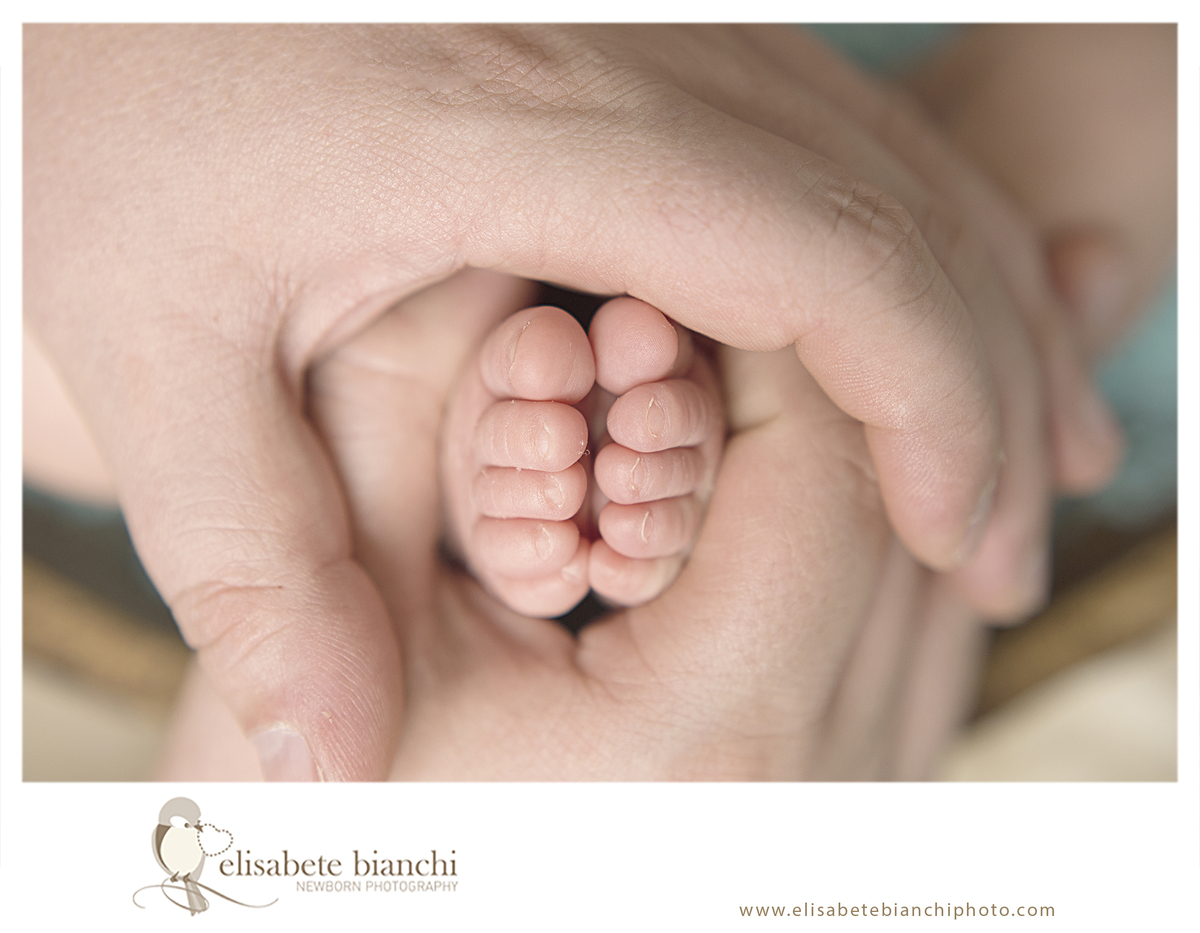 Newborn com cólica wrap bebê enroladinho ensaio fotográfico recém-nascido Caxias do Sul detalhe pés