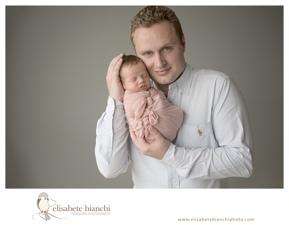 Newborn com cólica wrap bebê enroladinho ensaio fotográfico recém-nascido Caxias do Sul pai