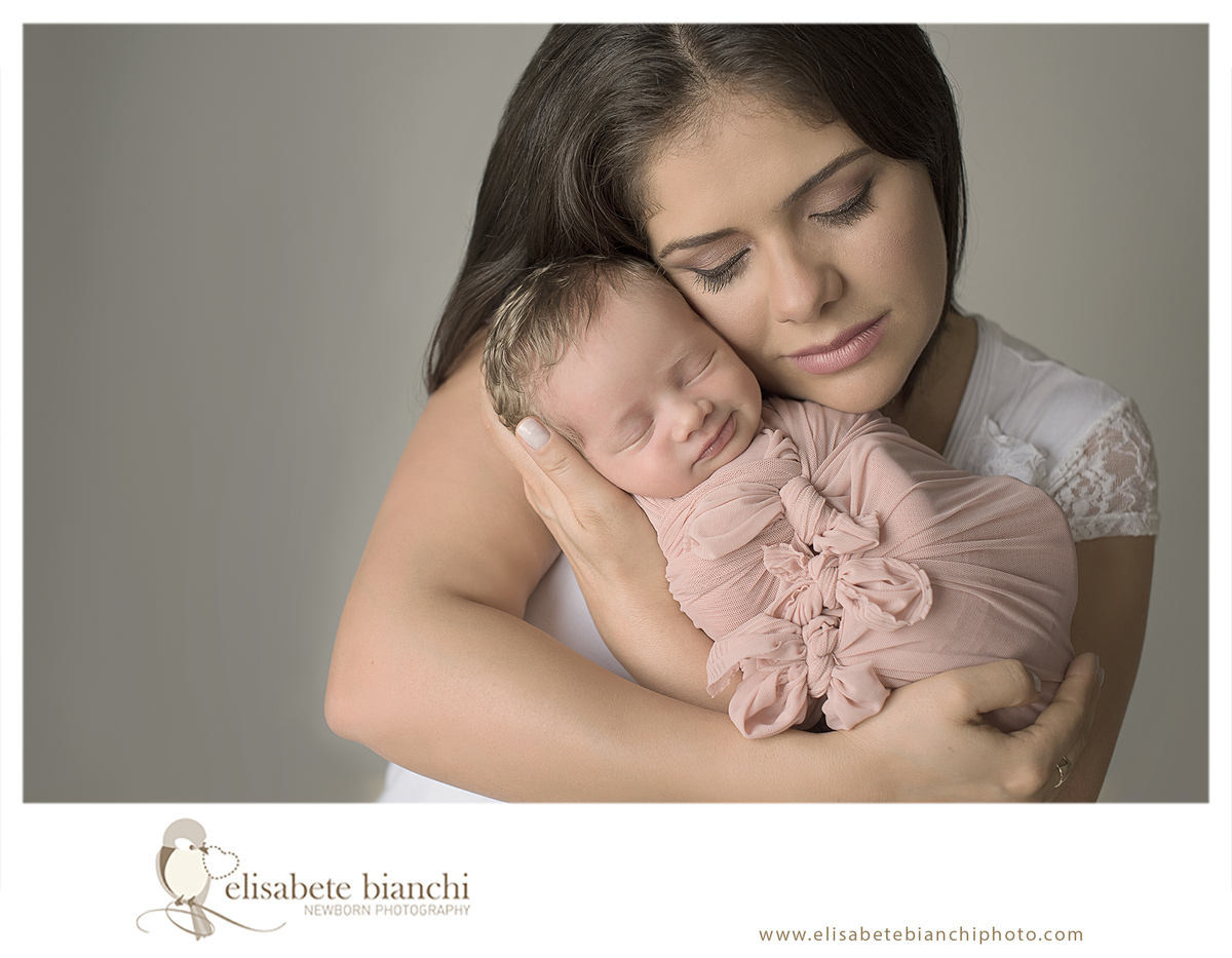 Newborn com cólica wrap bebê enroladinho ensaio fotográfico recém-nascido Caxias do Sul mãe