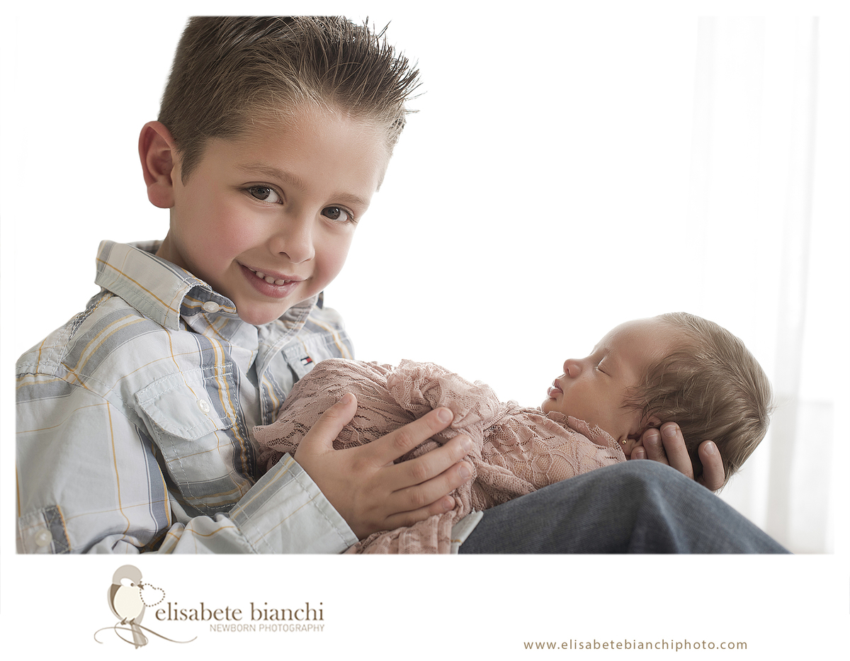 Newborn com cólica wrap bebê enroladinho ensaio fotográfico recém-nascido Caxias do Sul