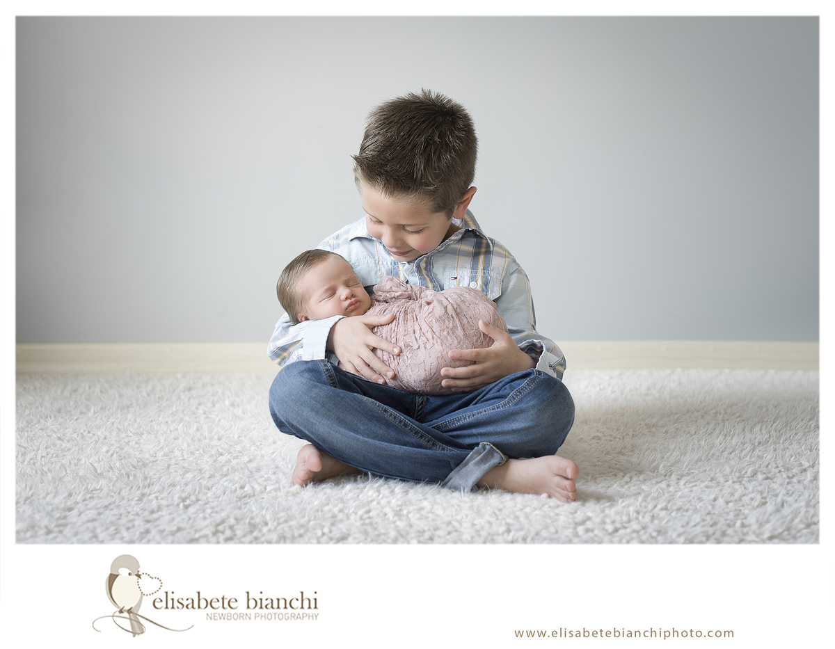 Newborn com cólica wrap bebê enroladinho ensaio fotográfico recém-nascido Caxias do Sul