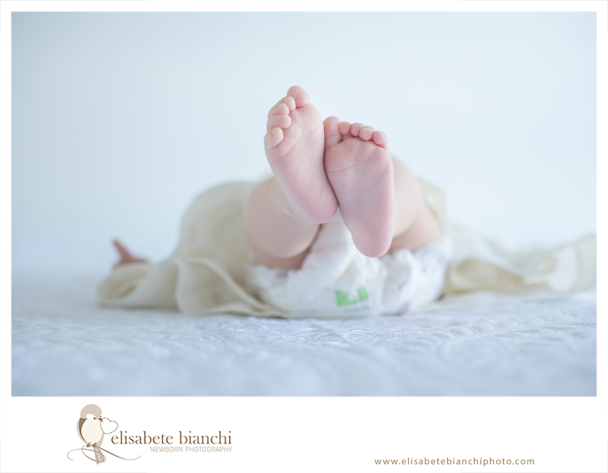 Fotos bebê 3 meses ensaio acompanhamento trimestral detalhe pés Caxias do Sul