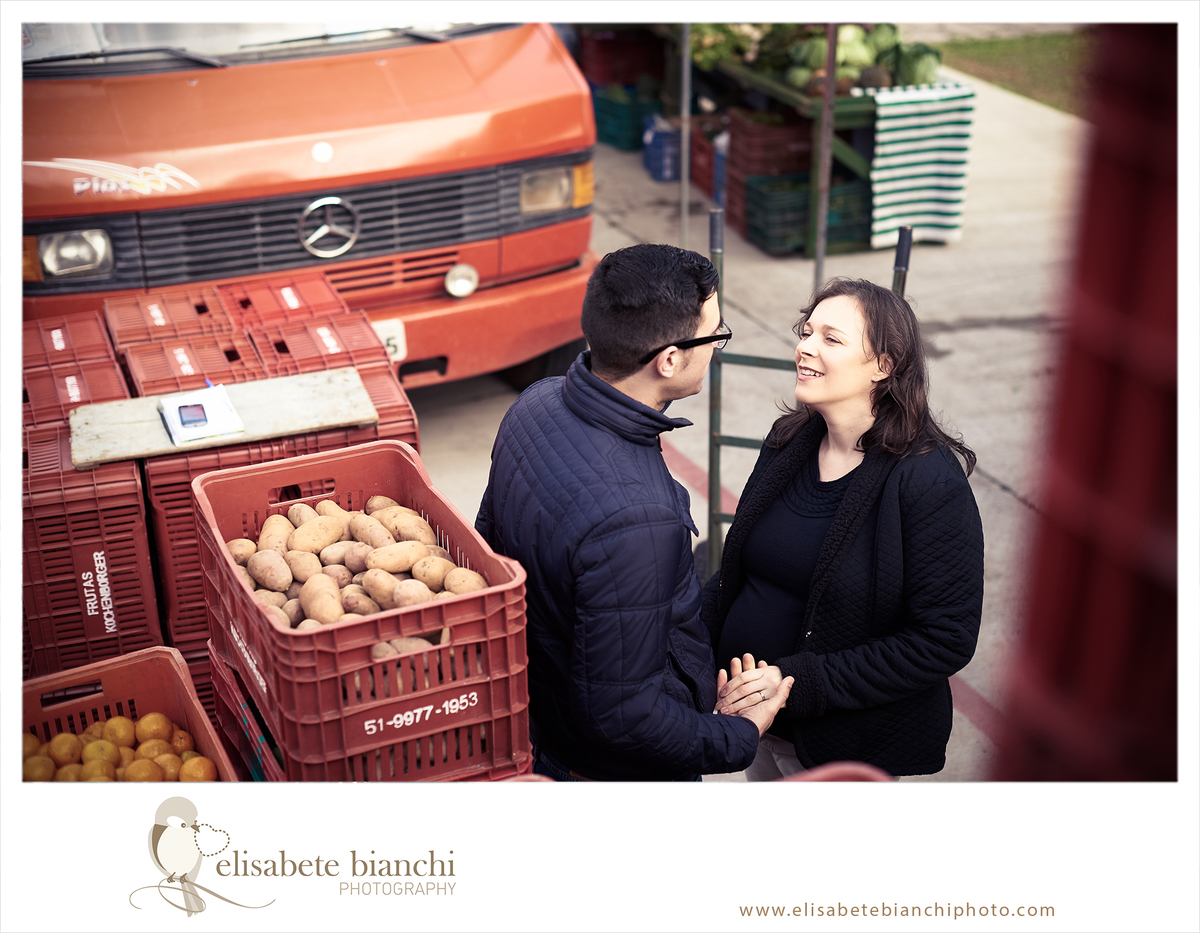 Grávidos na feira ensaio externo lifestyle sessão de fotos Caxias do Sul