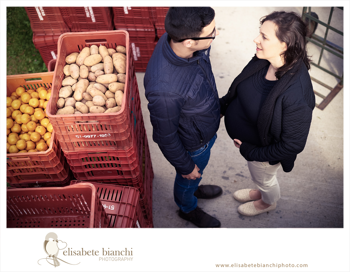 Grávidos na feira ensaio externo lifestyle sessão de fotos Caxias do Sul