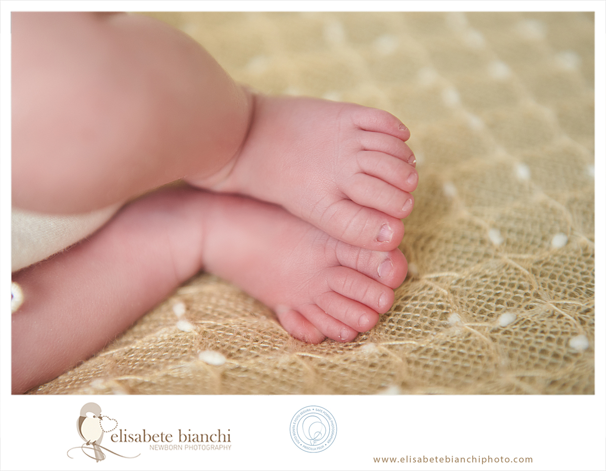 Newborn menina ensaio fotográfico recém-nascido detalhe pés Caxias do Sul