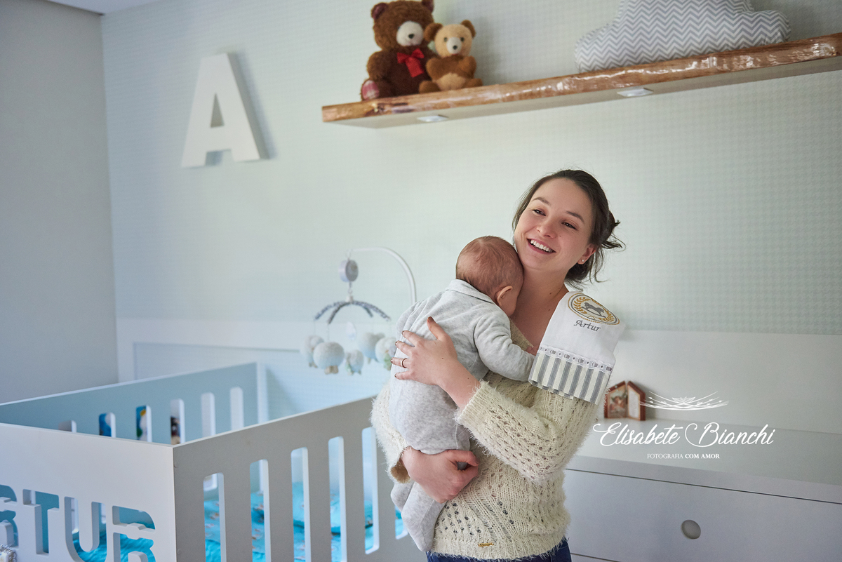 3 meses de vida do bebê Artur, preparado para arrotar, após o mamá, em ensaio fotográfico lifestyle em São Marcos, RS.