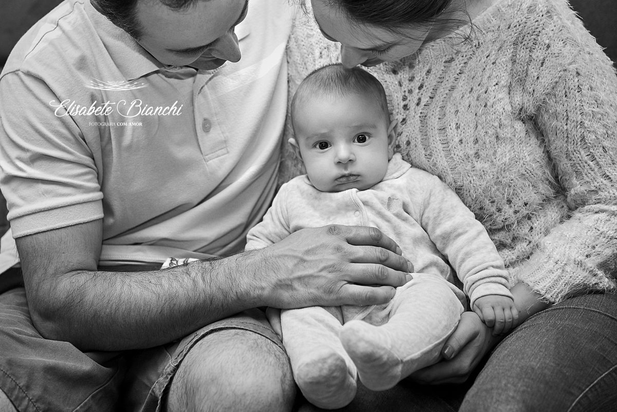 Bebê de 3 meses é o centro das atenções da família, em ensaio de fotos, em São Marcos, RS.