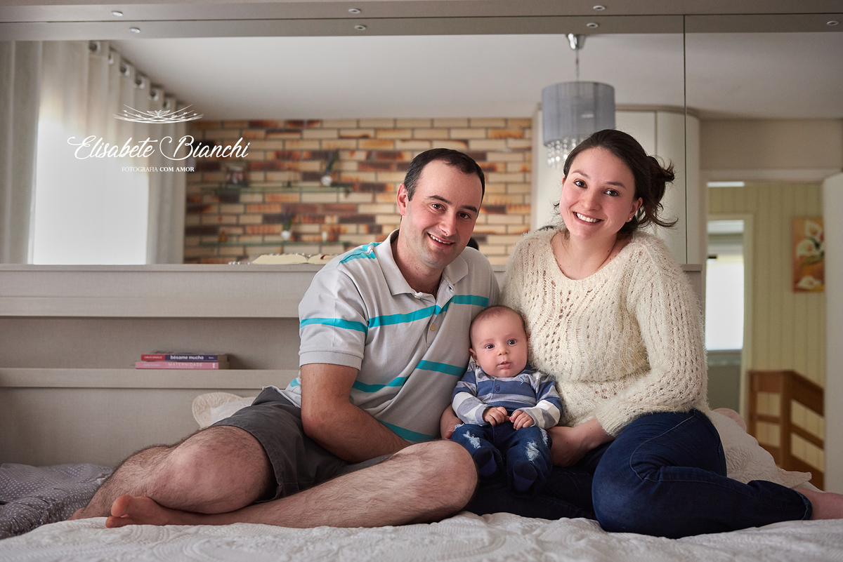 Retrato de família em ensaio fotográfico do acompanhamento de 3 meses do bebê, em São Marcos, RS.